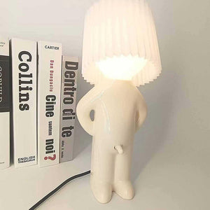 👦💡Eine kreative Lampe des kleinen schüchternen Mannes