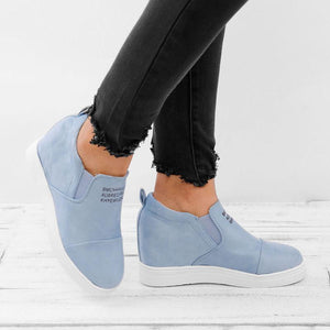 Buchstaben Slip-on-Turnschuhe mit Keilabsatz