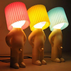 👦💡Eine kreative Lampe des kleinen schüchternen Mannes