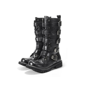 Schädel schnallt Motorradstiefel